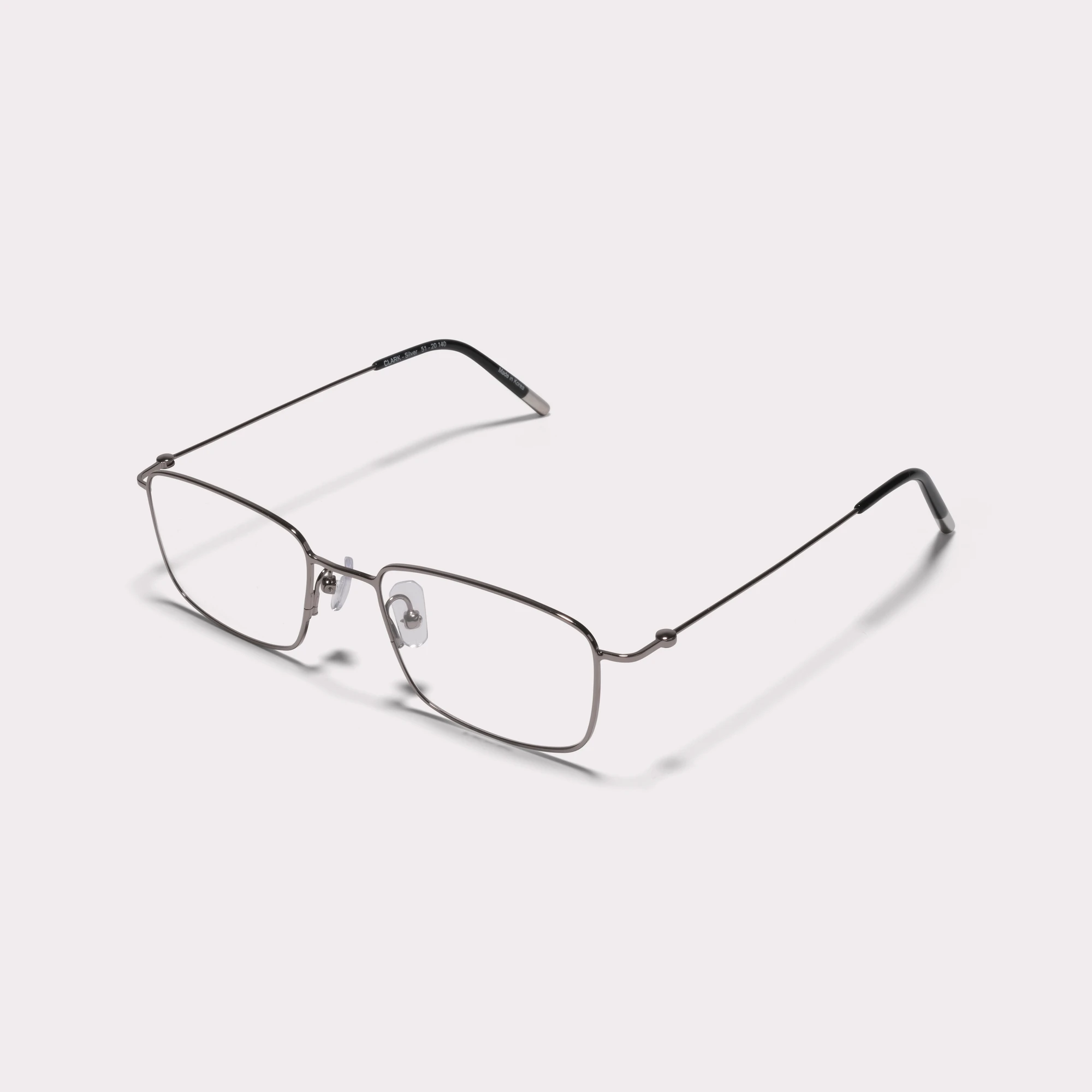 Ein Paar Clark Silver Korrekturbrille , von der Seite gesehen