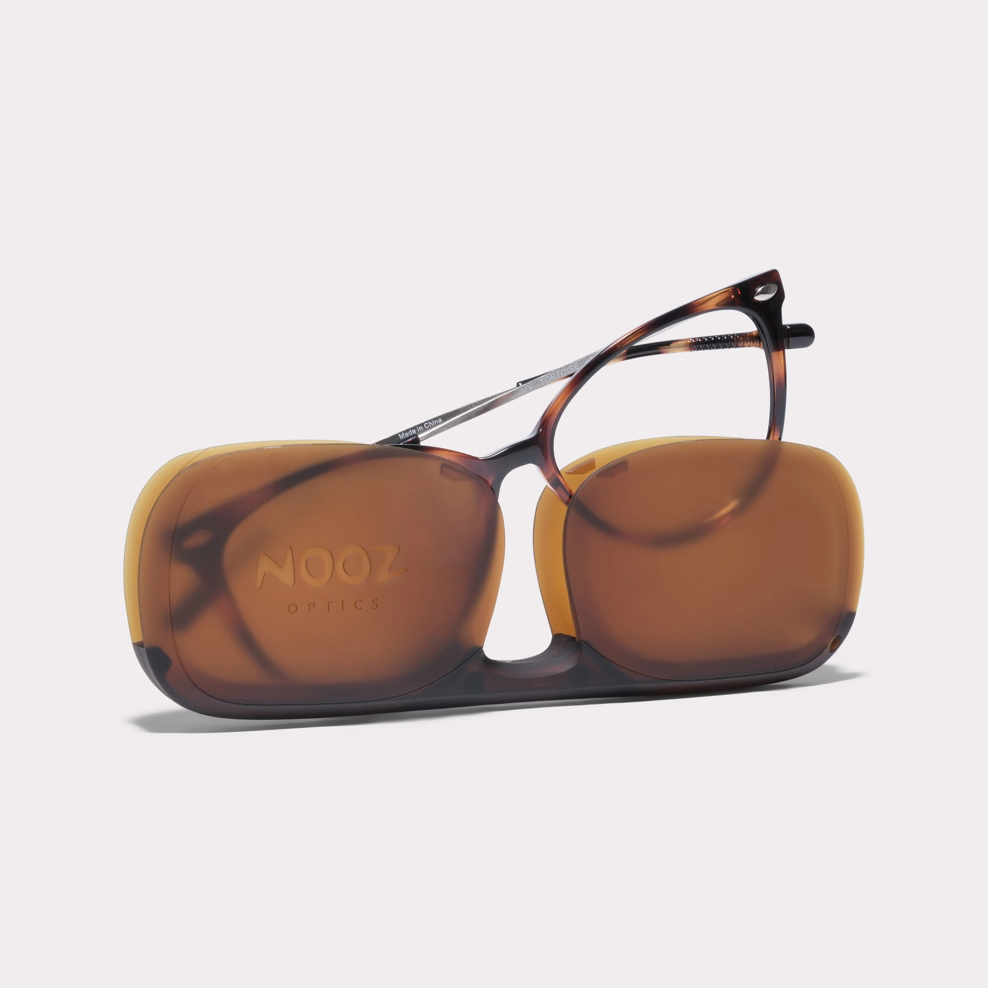 Ein Paar Ivy Tortoise Lesebrille das aus seinem Etui kommt