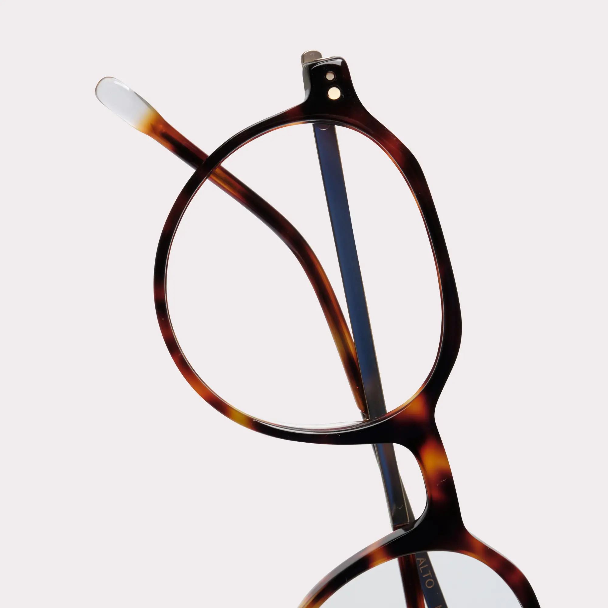 Une paire de Alto Tortoise Lunettes sur prescription en vue macro