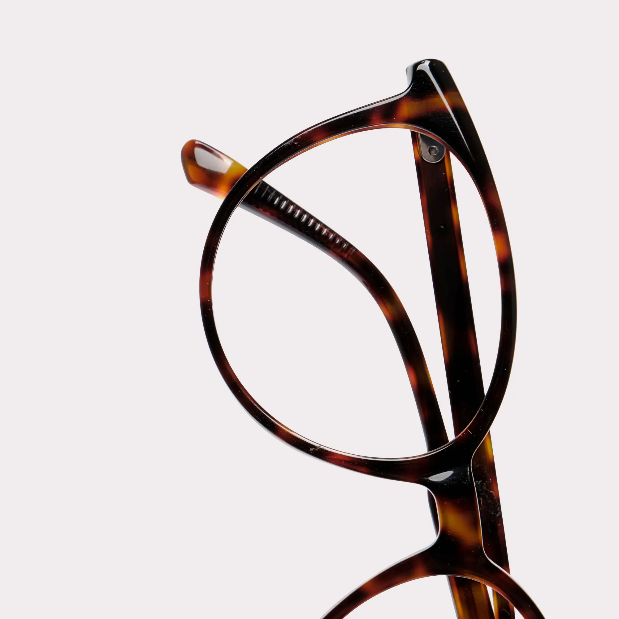 Ein Paar Berry Tortoise Korrekturbrille in der Makroansicht