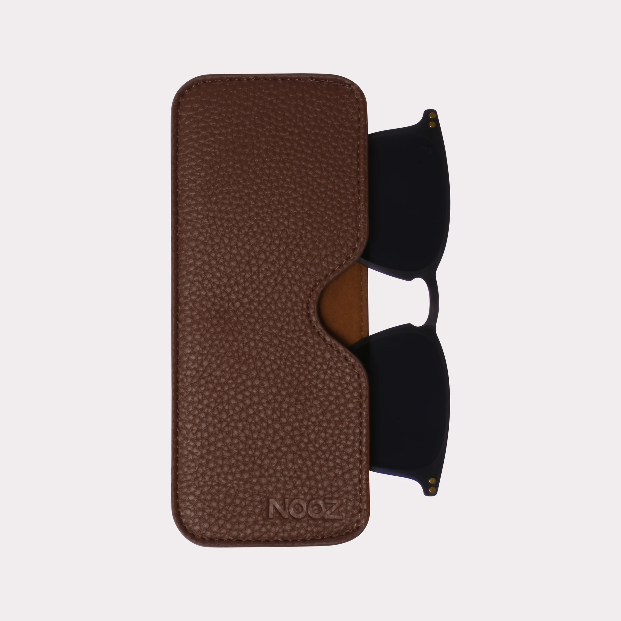 Een par Oscar Grijs Clip dat uit zijn etui komt