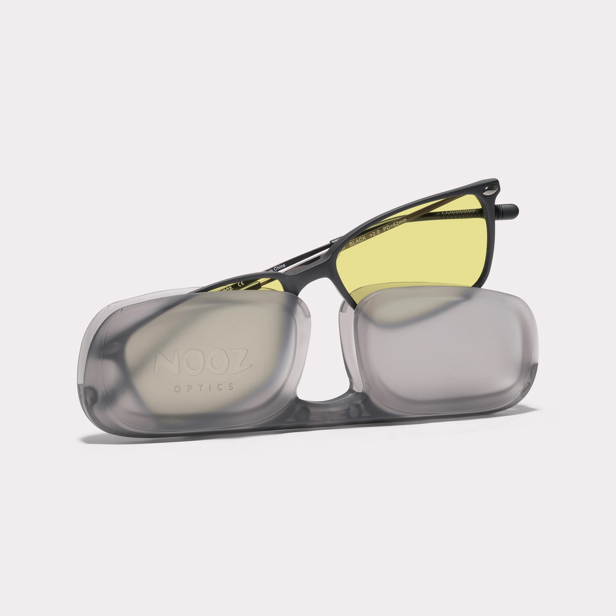 Une paire de Bao Noir Lunettes de conduite sortant de son étui