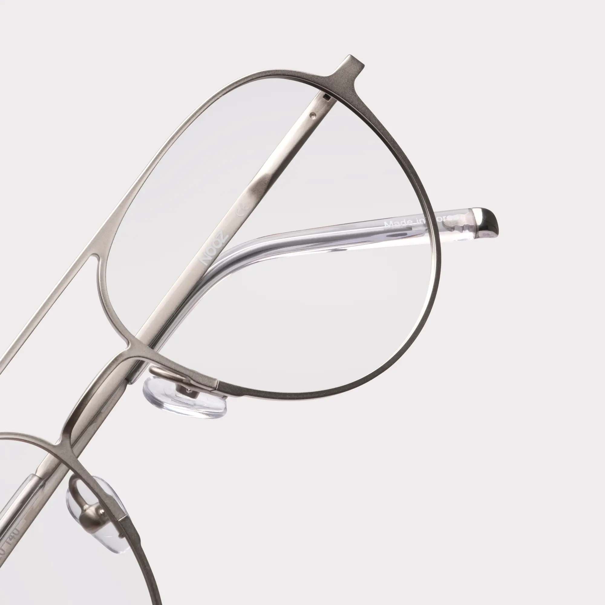 Une paire de Wing Silver Lunettes sur prescription en vue macro