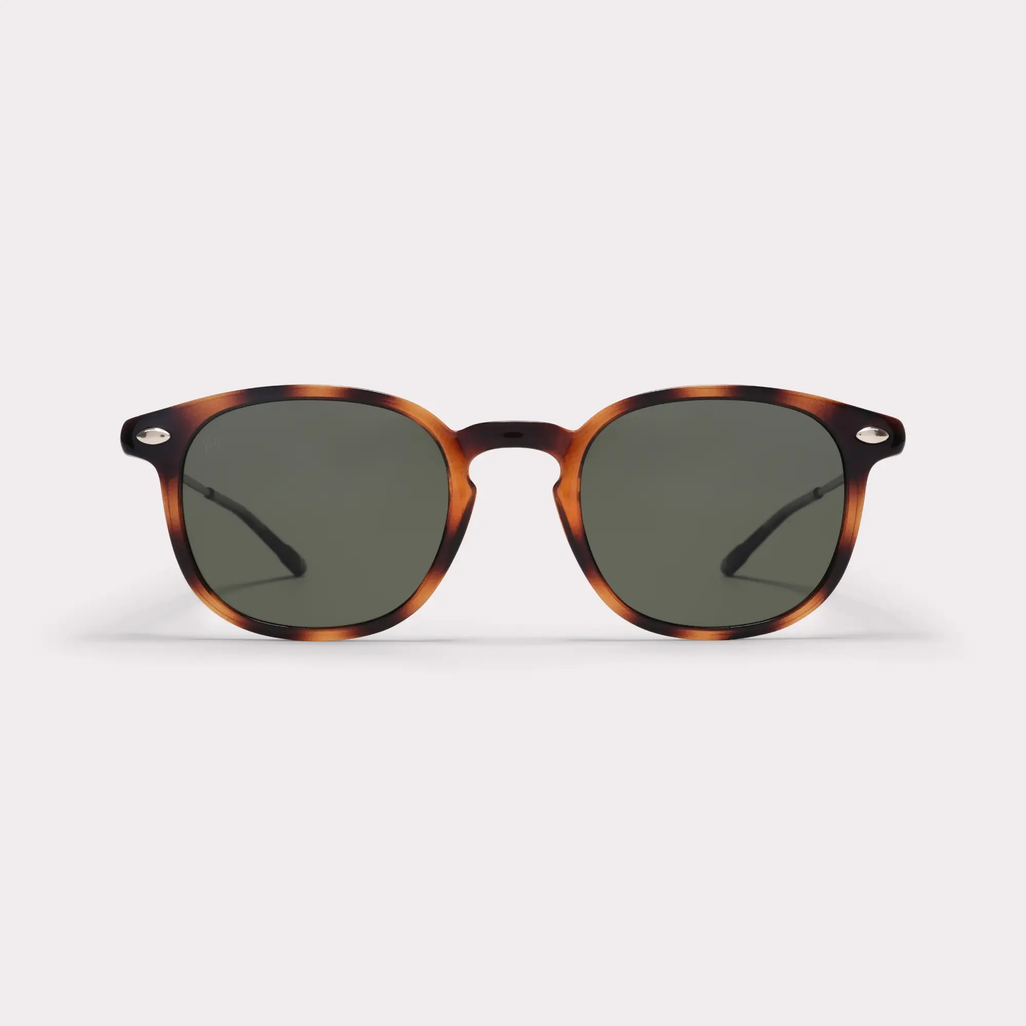 Une paire de Alma Tortoise Lunettes de soleil vue de face