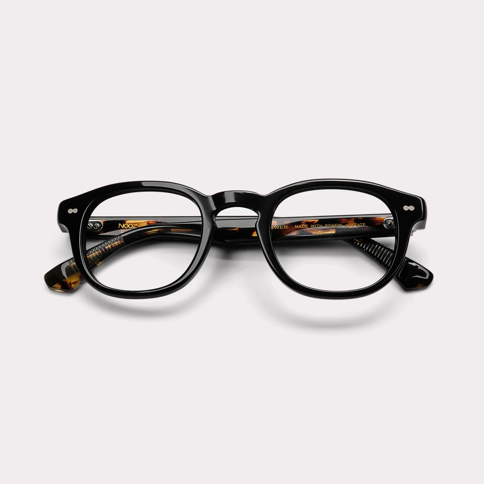 Ein Paar Owen Schwarz Korrekturbrille , zusammengeklappt