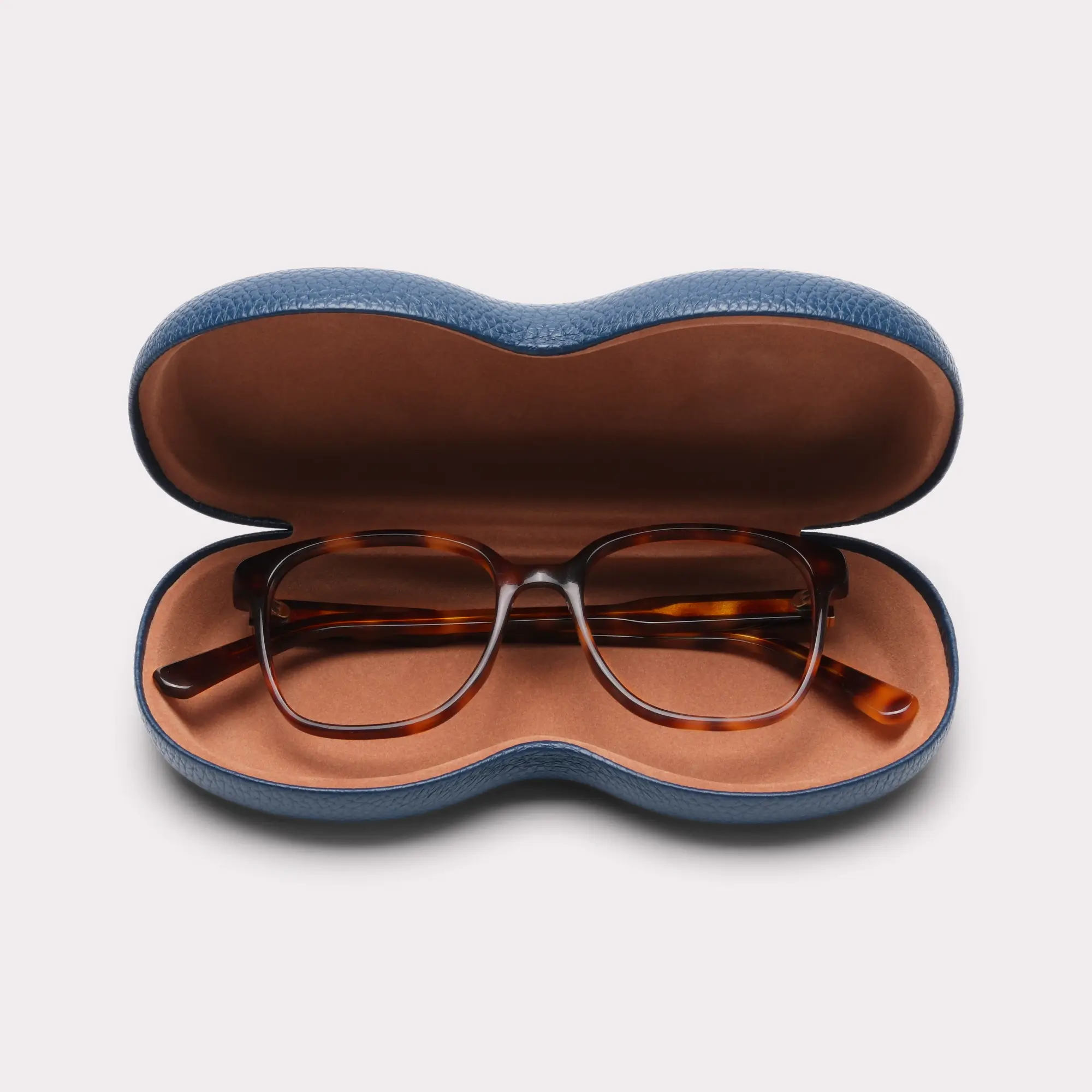 Une paire de Clara Tortoise Lunettes de lecture sortant de son étui