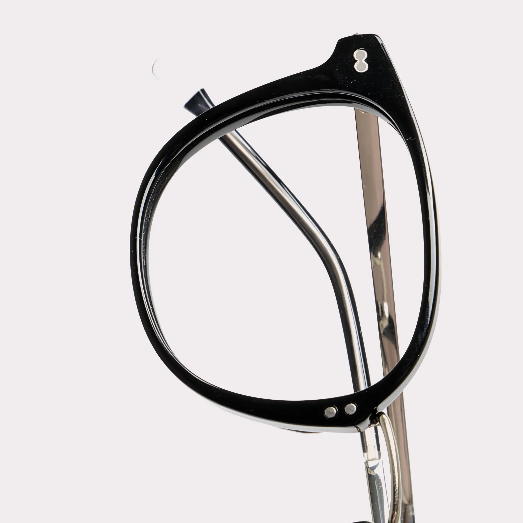 Une paire de Covell Noir Lunettes sur prescription en vue macro