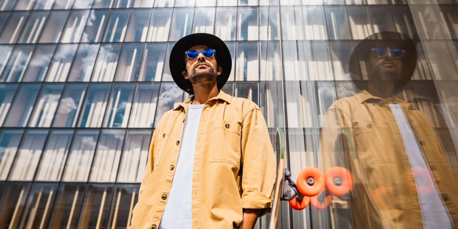 NOOZ-optiek zonnebril gedragen door een man voor een gebouw