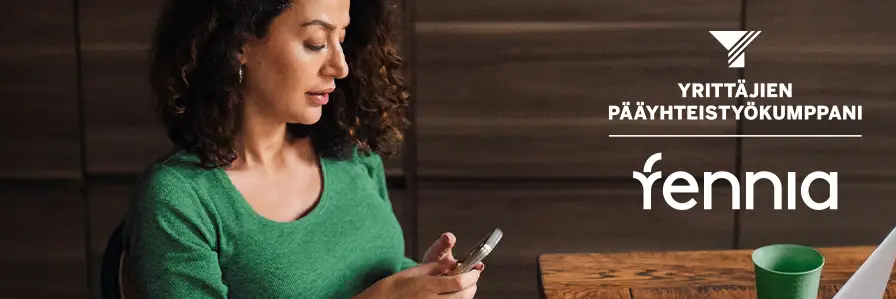 En kvinna bläddrar i sin telefon. Logotyperna för Fennia och Företagarna i Finland.