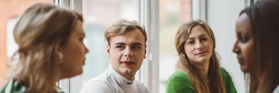 Nuoret yhdessä.
