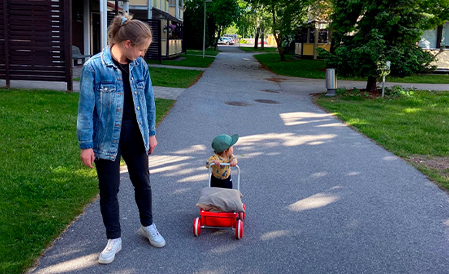 Mamma på promenad med sitt barn.