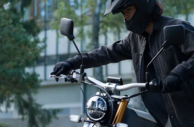 Man leder en lätt motorcykel.