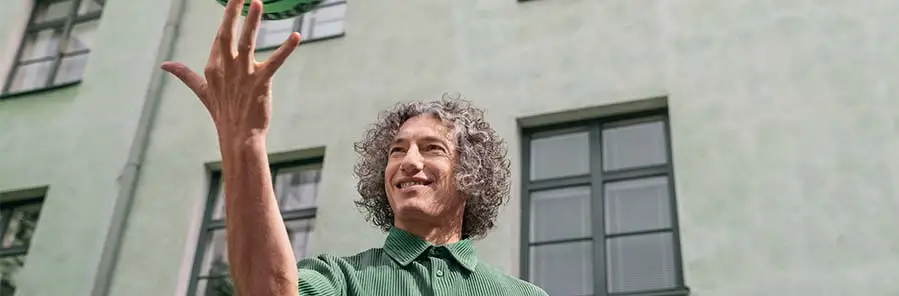 Mies pitelee koripalloa.