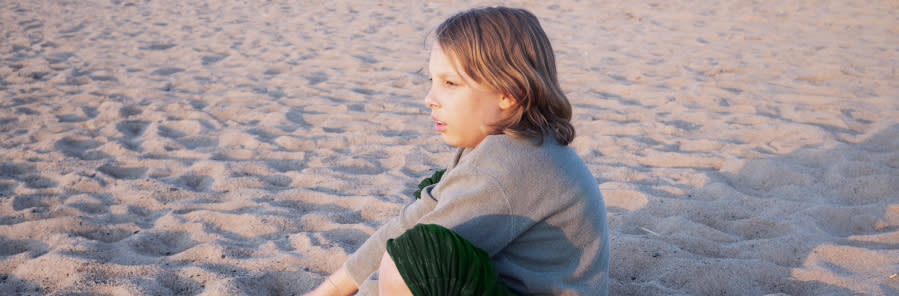 Ett barn på stranden.