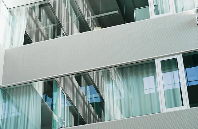 Kiinteistön ikkunat.