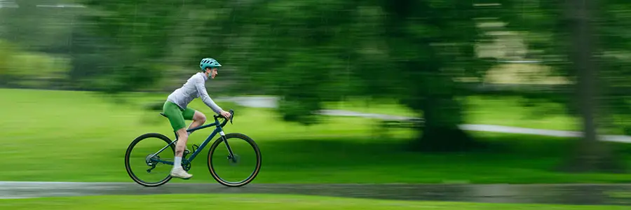 Pyöräilijä sateessa.