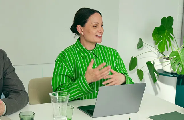 En kvinna vid en dator.