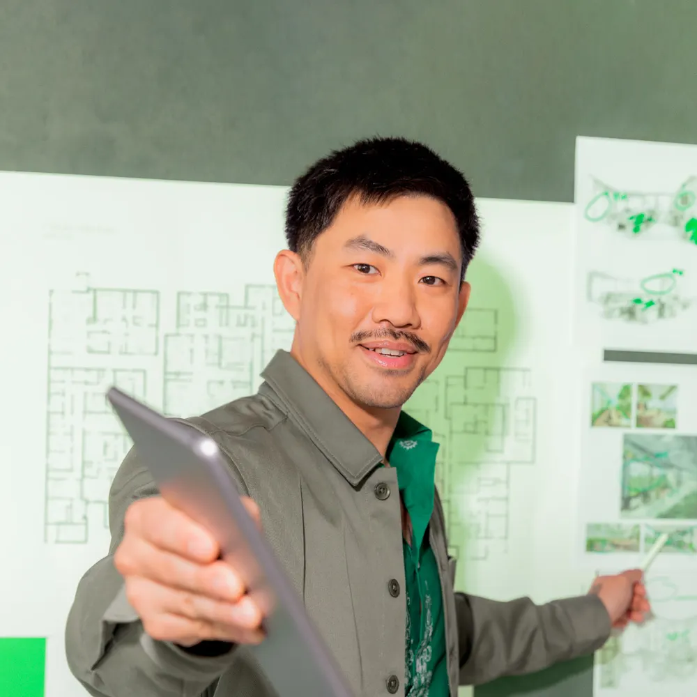 En man och en projektplan.