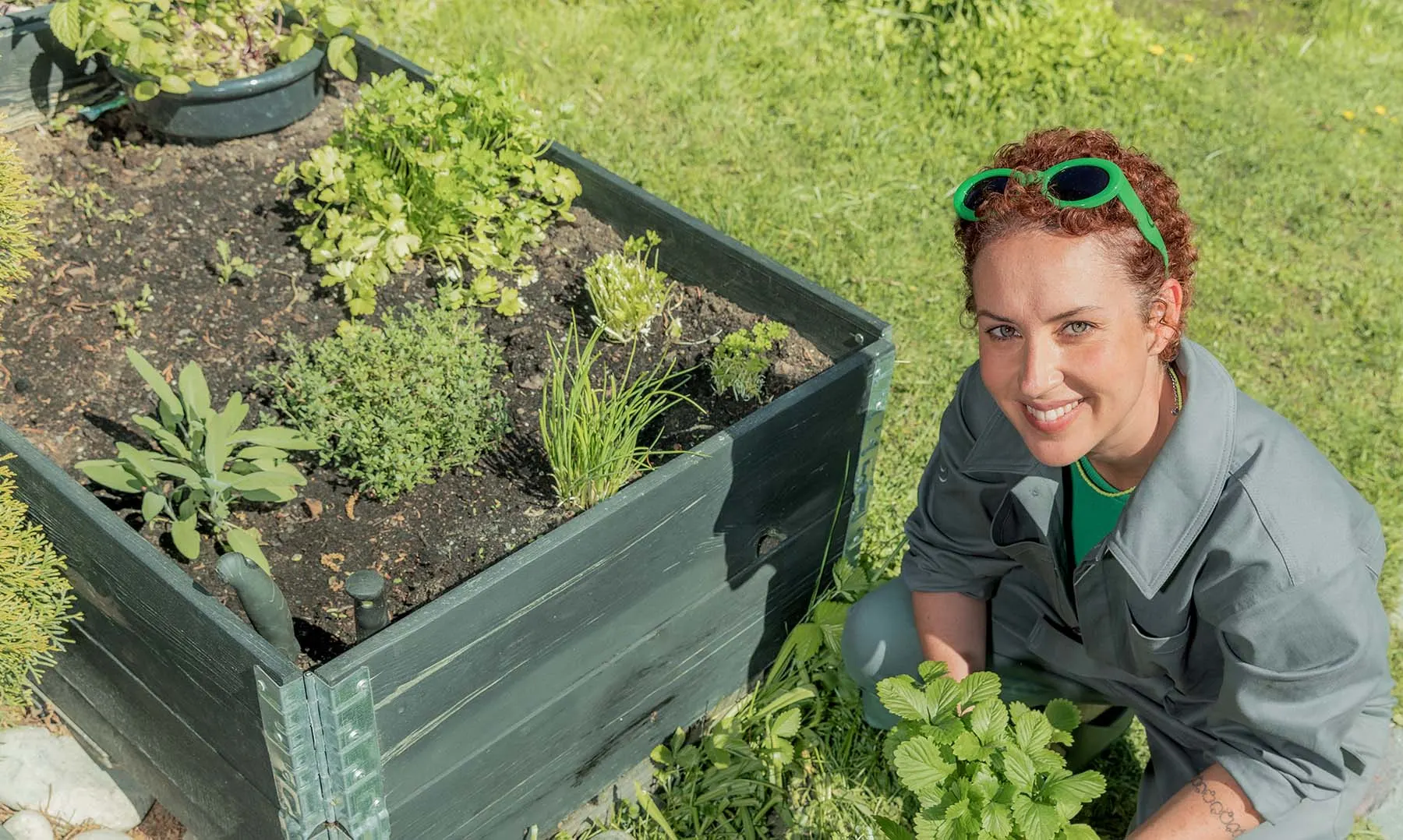 En kvinna i en grönsaksträdgård.
