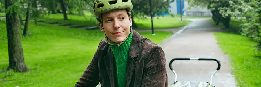 Nainen pyöräilykypärä päässään.