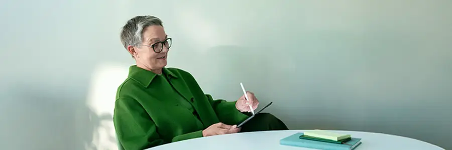 Nainen käyttää tablettia.