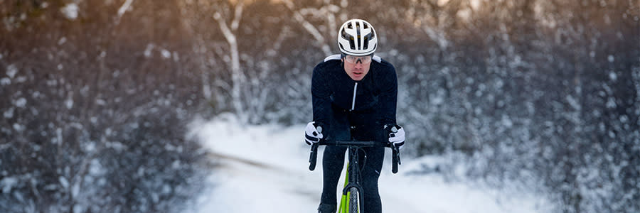 En man cyklar på vintern.