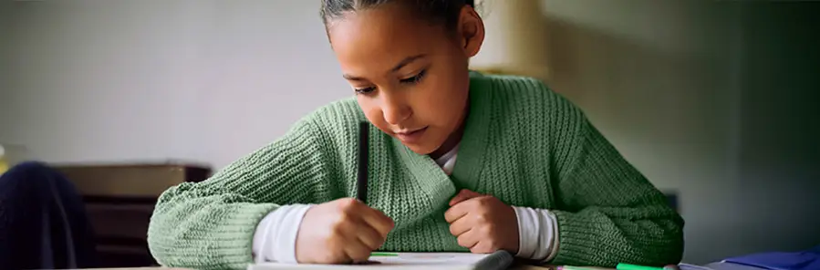 Barnet går till skolan och vinkar så länge det kan se föräldern vinka tillbaka i köksfönstret. I bästa fall kan föräldern känna sig trygg med att hen har gett barnet goda förutsättningar för en trygg vardag efter att ha gått igenom skolvägen och kollat att försäkringarna är i skick.