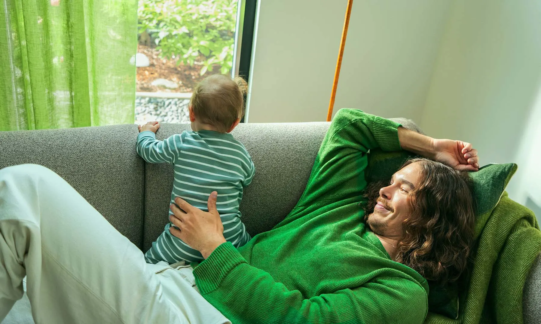 Man och barn i soffan.