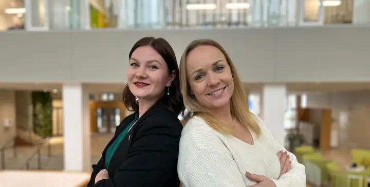 På bilden: Satu Valtonen (till vänster) och Anneli Komi.