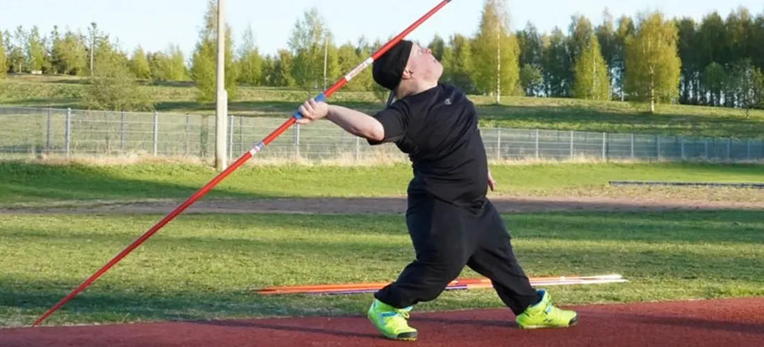 Valtteri Ranua heittää keihästä. 