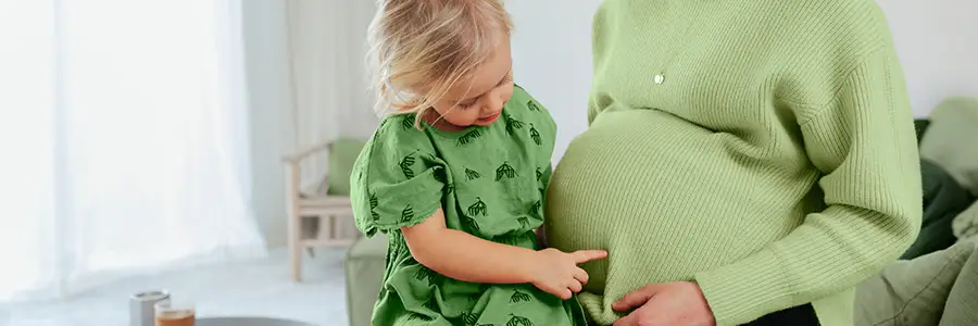 Ett barn och en gravid kvinna.