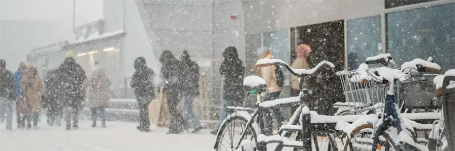 Människor som går i snön.