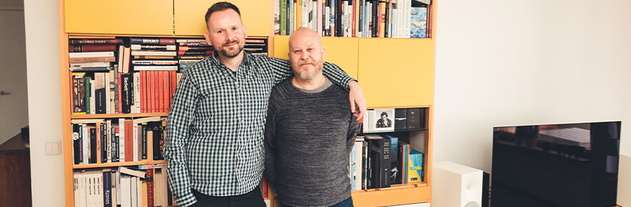 Sami och Marek Hilvo står framför en bokhylla.