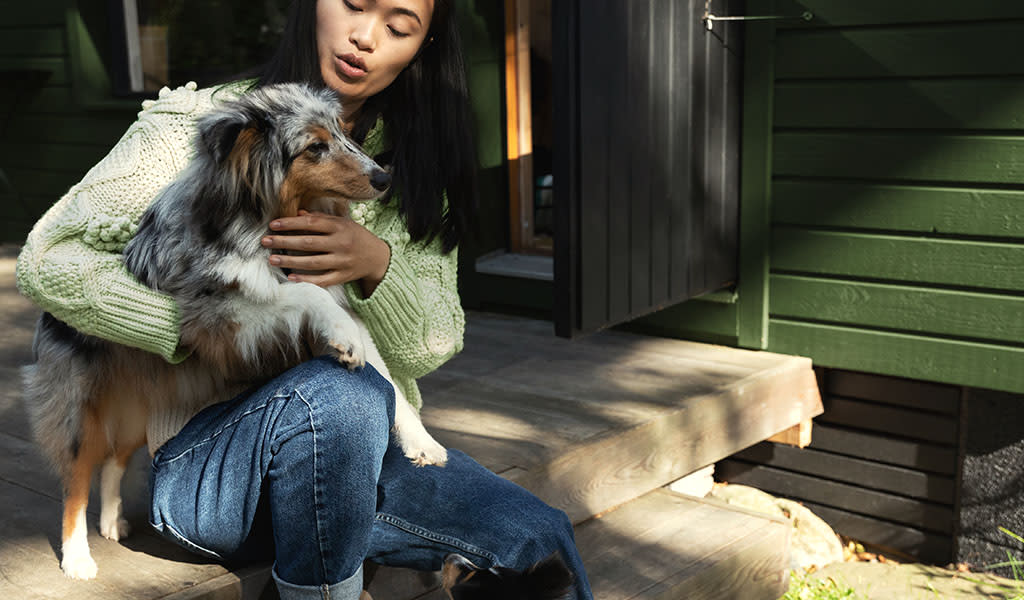 En kvinna och en hund.