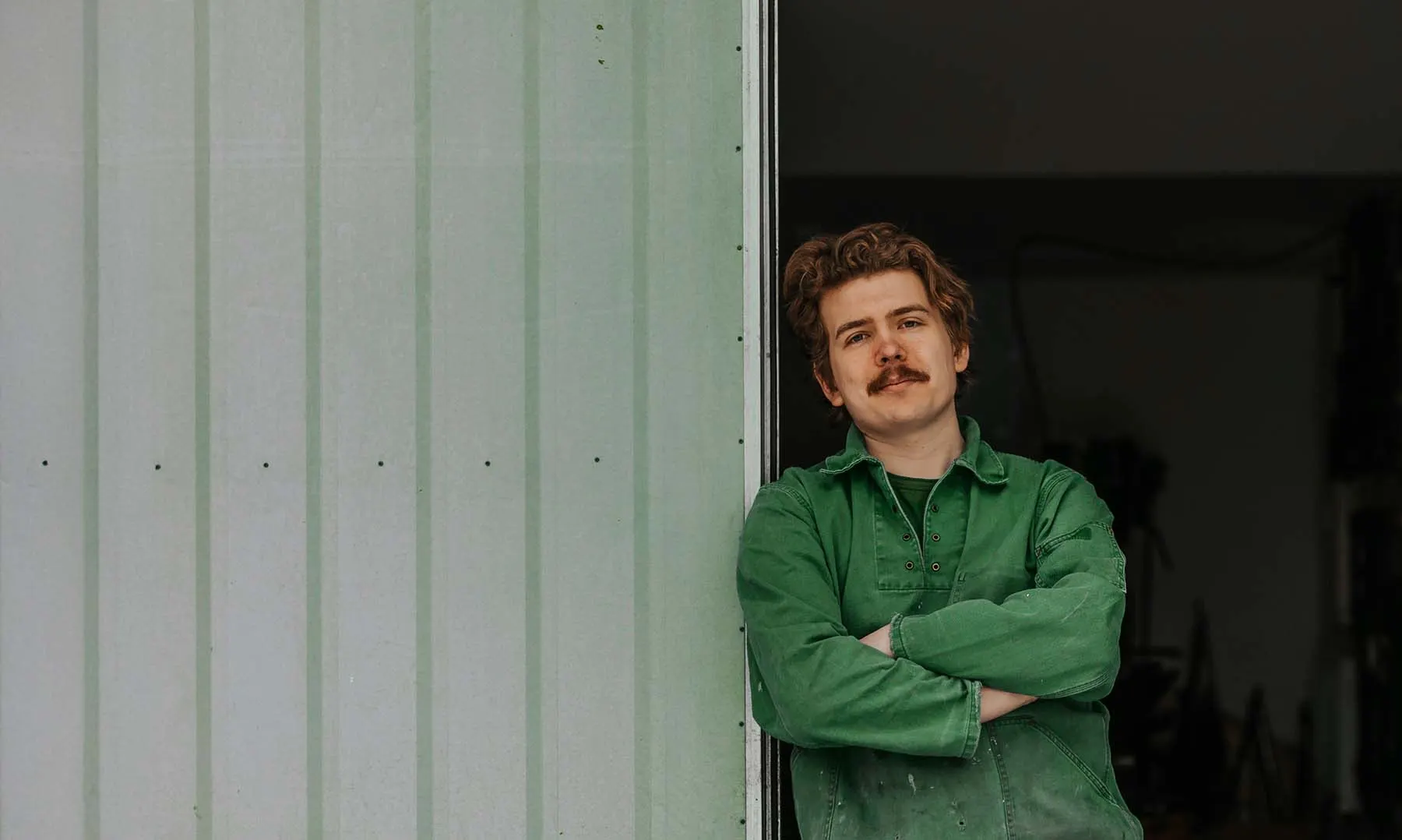 En man lutar sig mot väggen