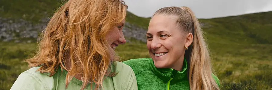 Naiset katsovat toisiaan hymyillen.