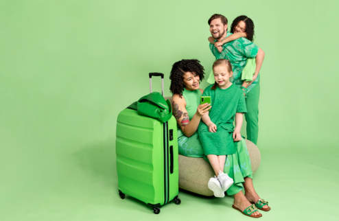 Perhe ja matkalaukku.