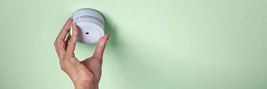 Rökdetektor i taket.