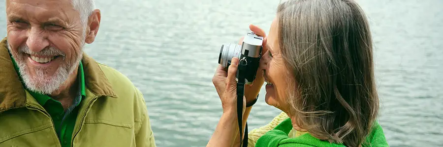 Nainen ottaa miehestä kuvaa.