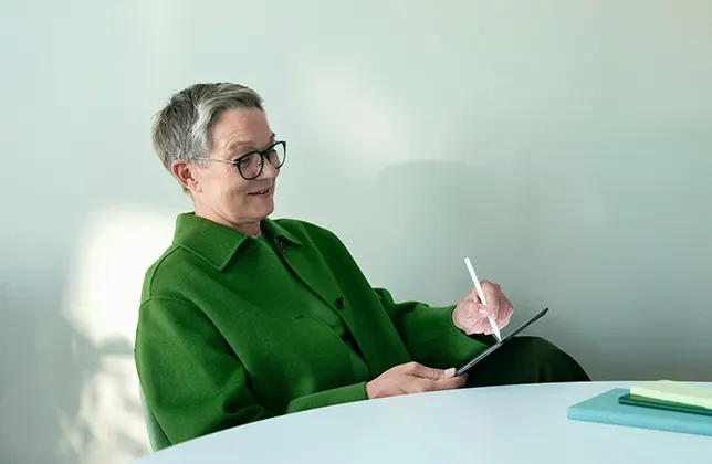 En kvinna surfar på en surfplatta.