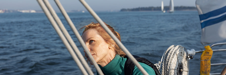 En kvinna på en segelbåt.