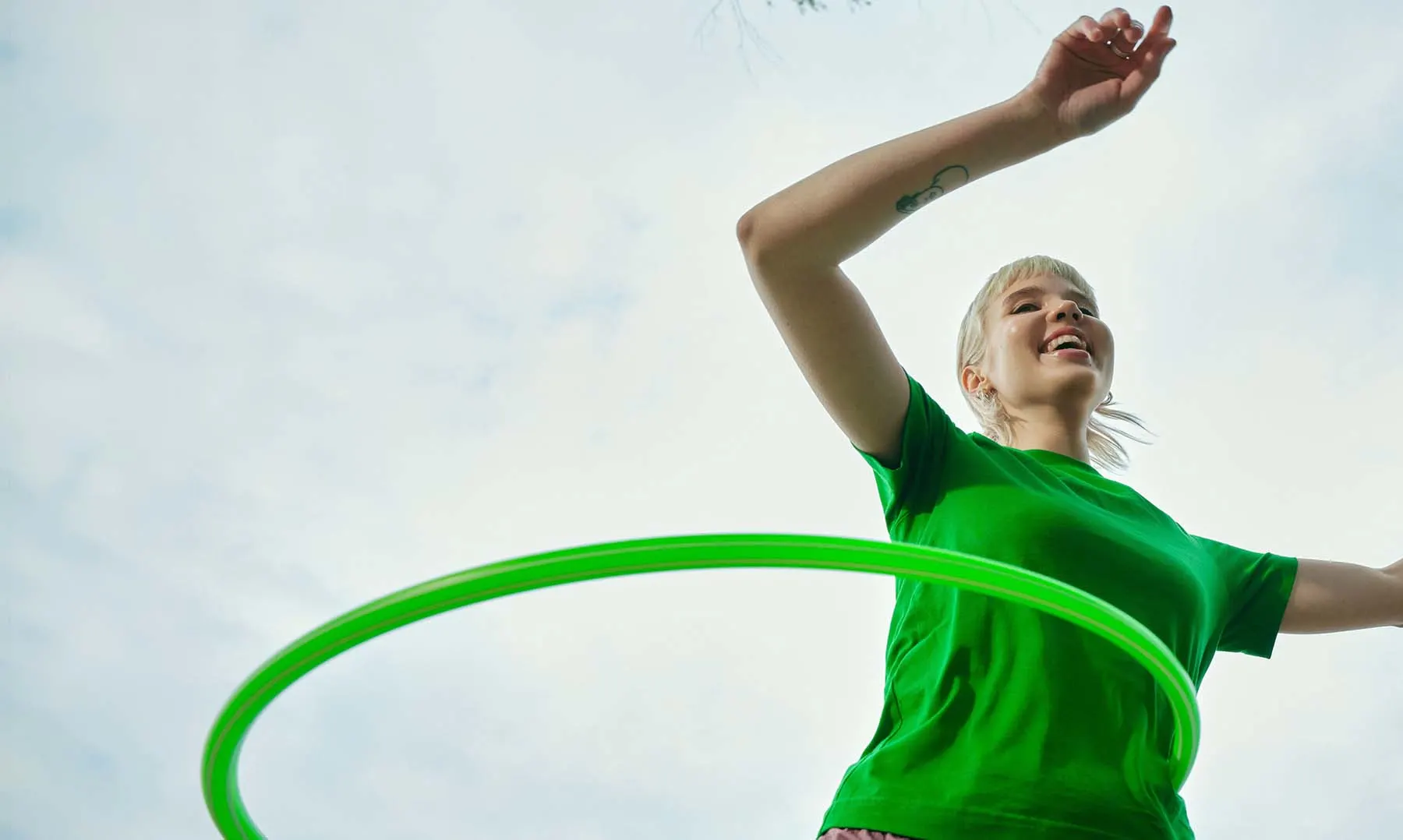 En ung kvinna dansar med en hulahopring.