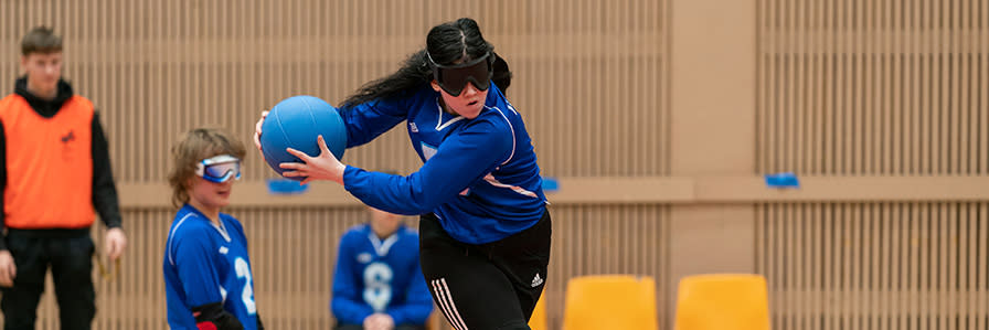 Aino Jaakkola spelar målboll.