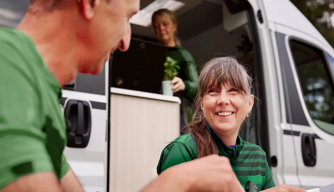 Nainen ja mies matkailuauton edessä.