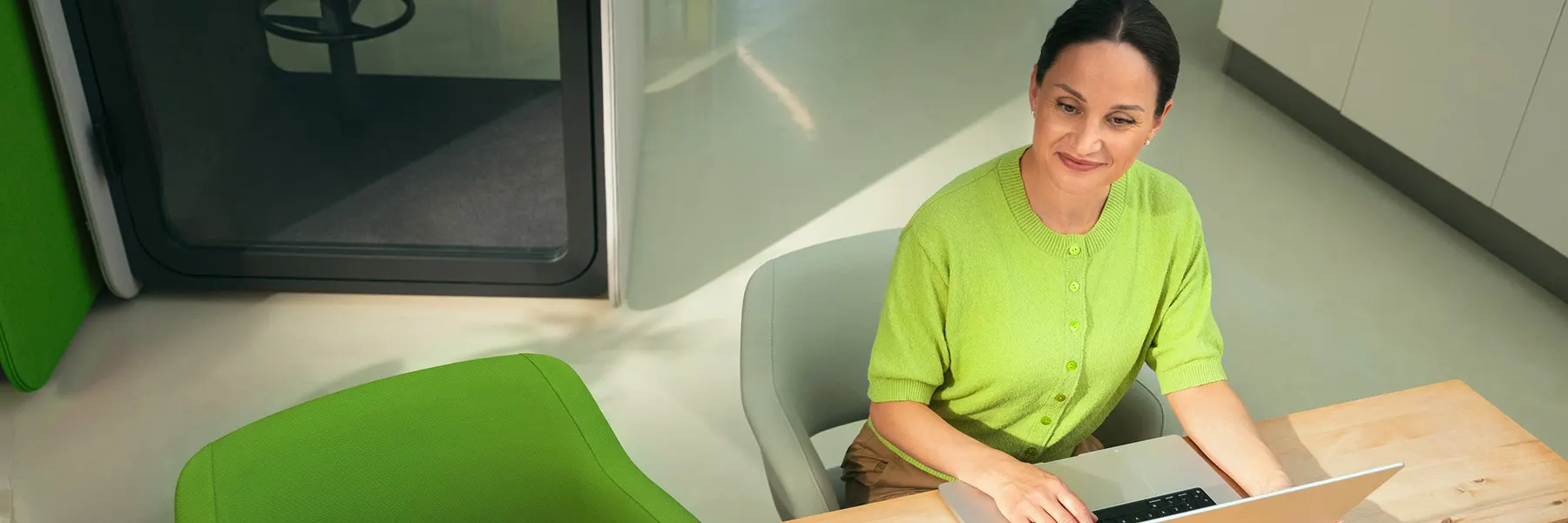 En kvinna vid en dator.