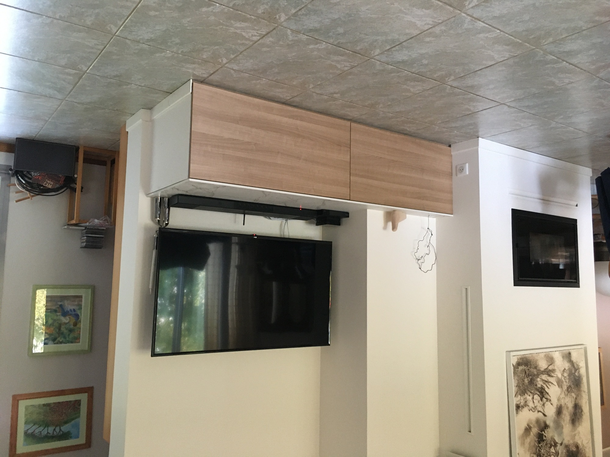 meuble-tv-bois-clair-suspendu