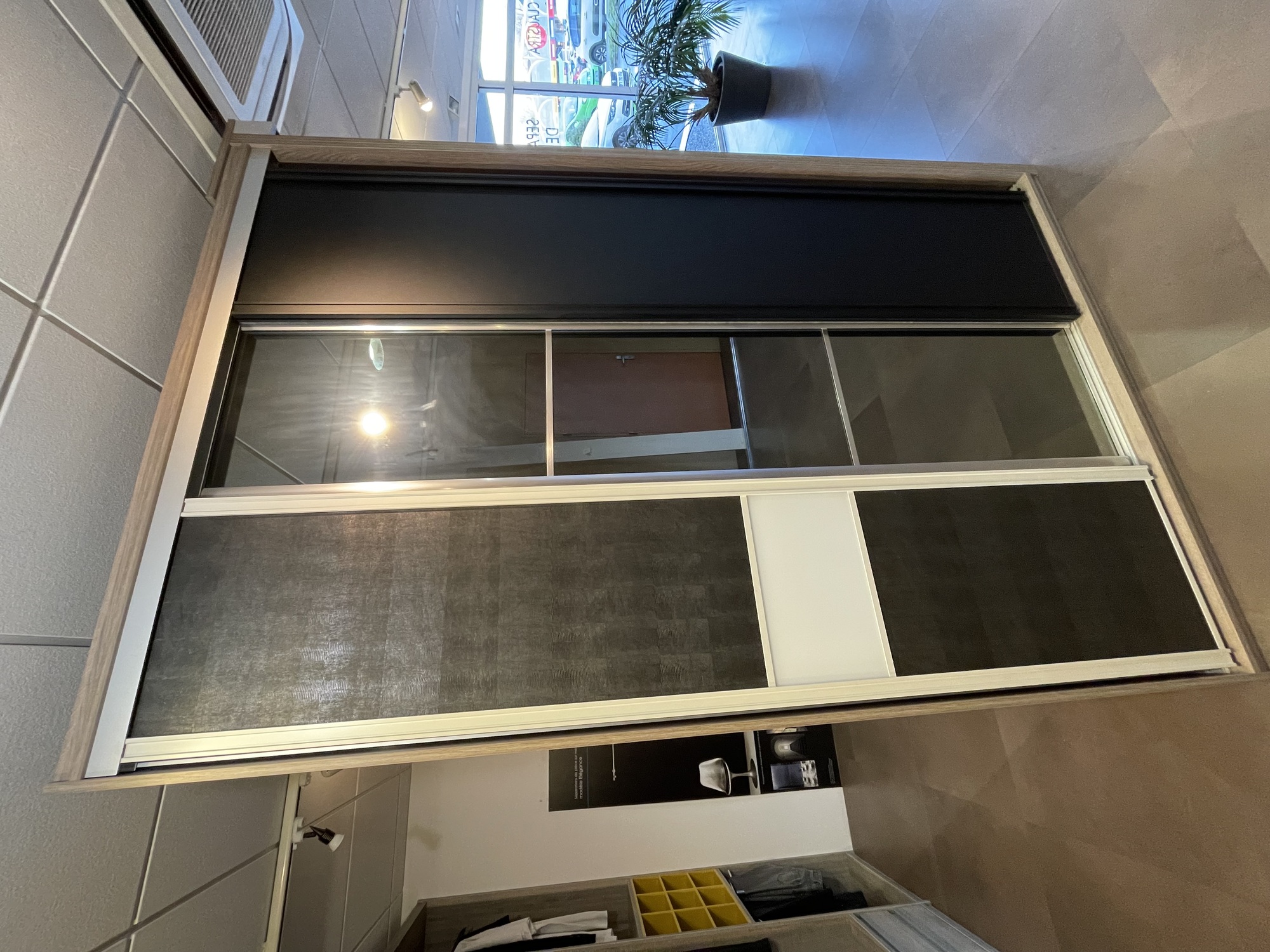 showroom-facade-placard-noir-miroir-aveyron