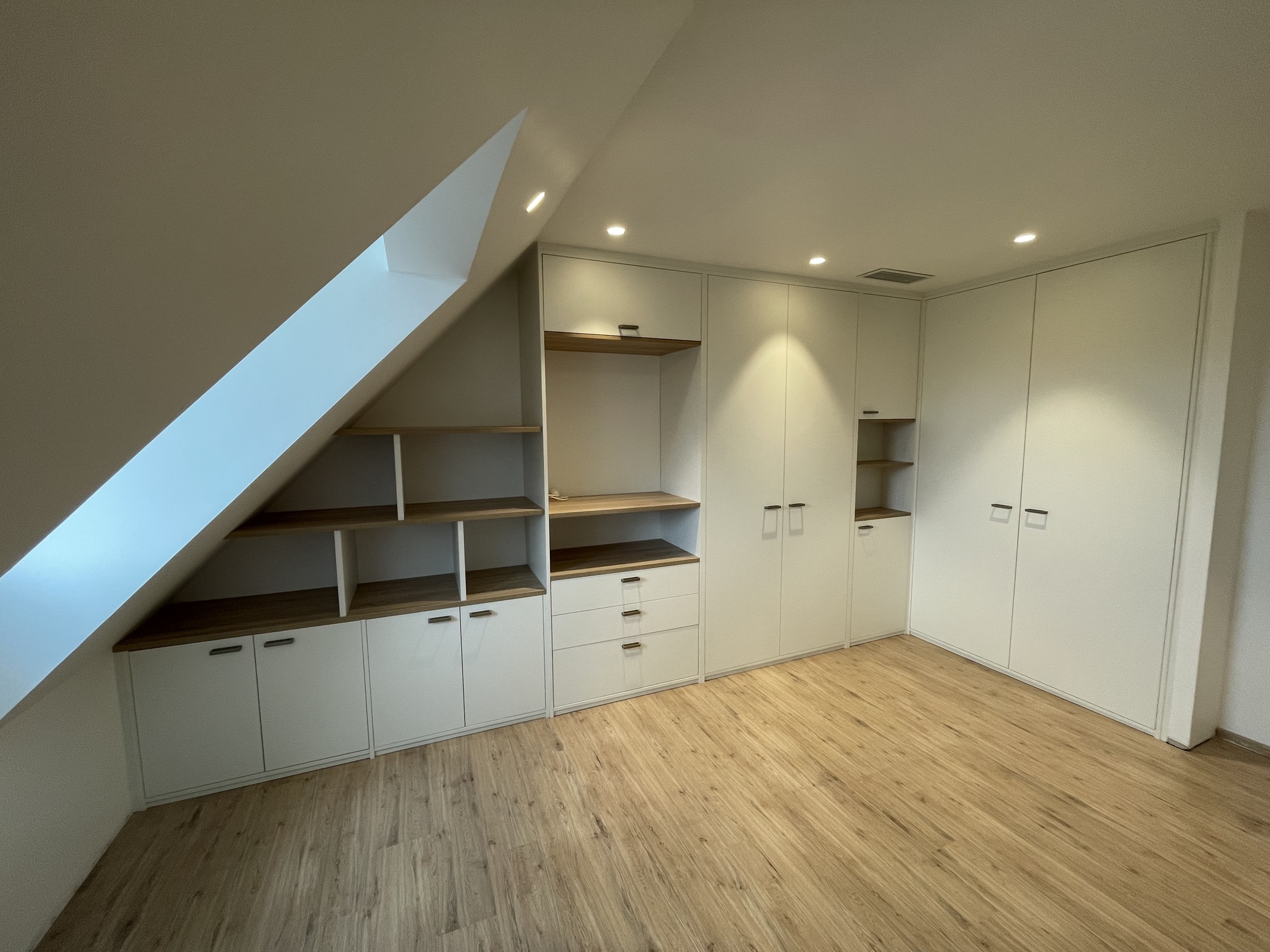 rangement-sous-pente-blanc-bois