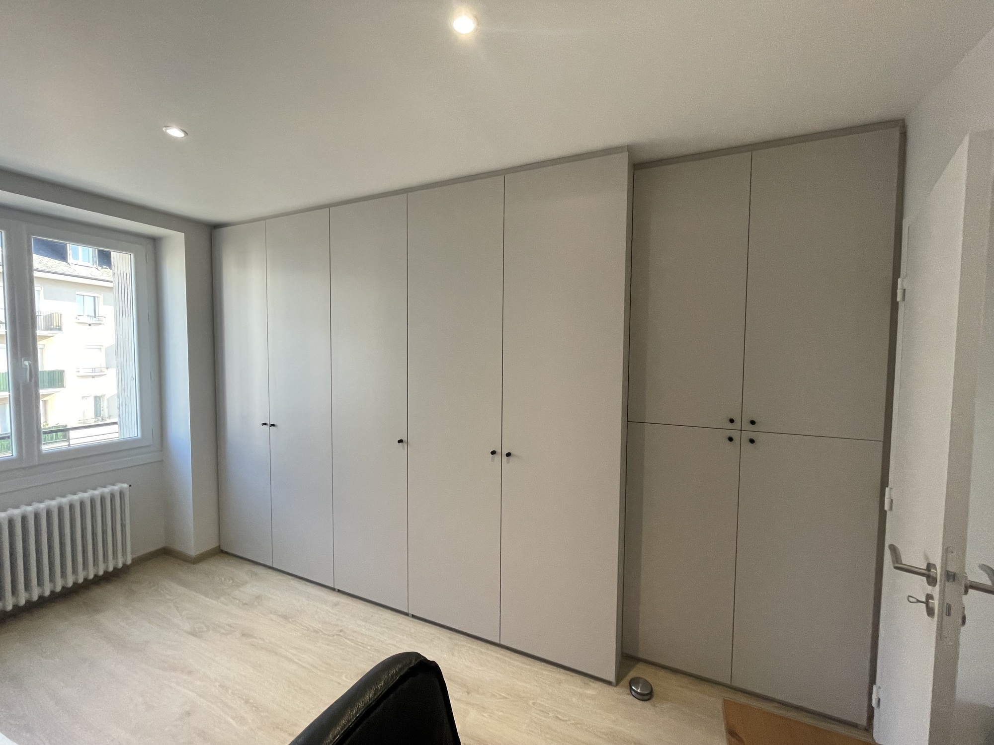 placard-plein-hauteur-grege