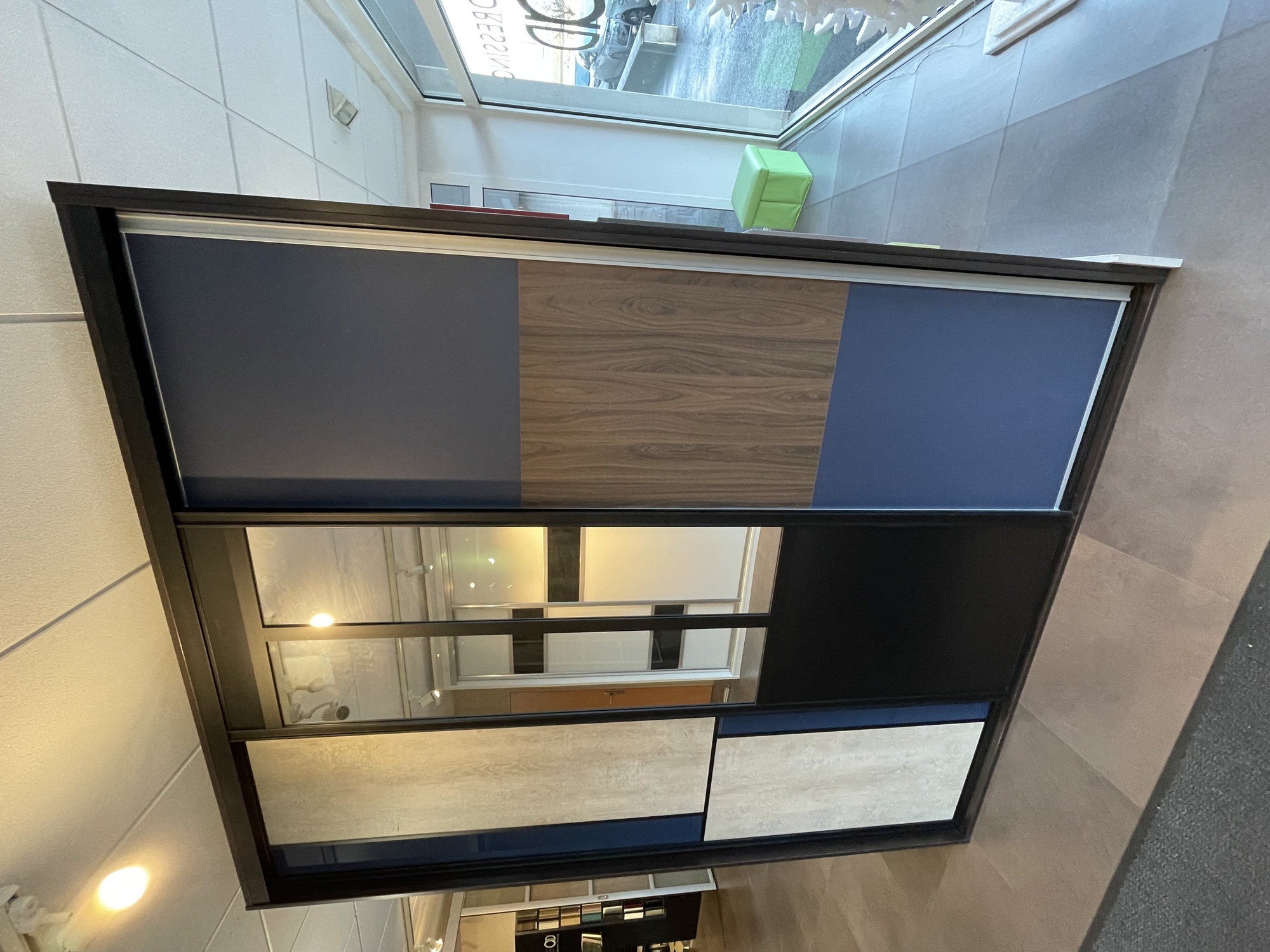 showroom-facade-placard-bicolore-noir-bois-rodez